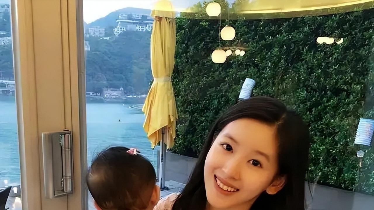 章泽天|章泽天怀二胎挺孕肚与刘强东逛超市 网友：这个女人是个厉害角色 内心异常强大