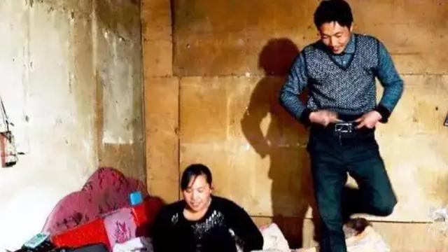 山东老农喝农药身亡，尸体第二天火化，弟弟报警发现凶手身份特殊