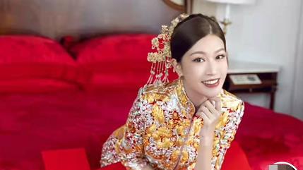 主持人|主持人彭莉婷举行婚礼，手戴金镯子，与老公甜蜜依偎