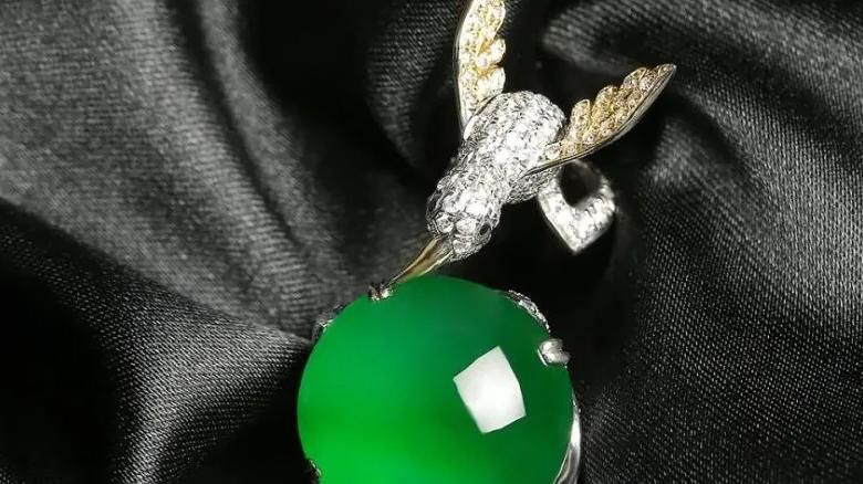 |灯光对翡翠有多大的影响？让翡翠蒙上滤镜，原来翡翠是这样美容的