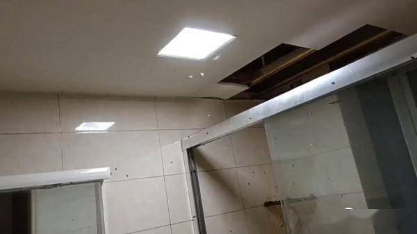 吓人！厕所吊顶里竟掏出巨大的...有160斤