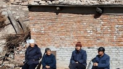 19年8岁男童被父亲关小黑屋，仅姐姐悉心照顾，背后原因令人心酸