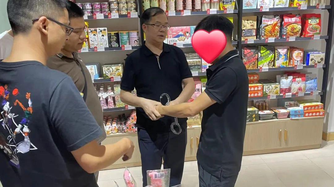 宜宾一男子开奔驰偷五粮液…
