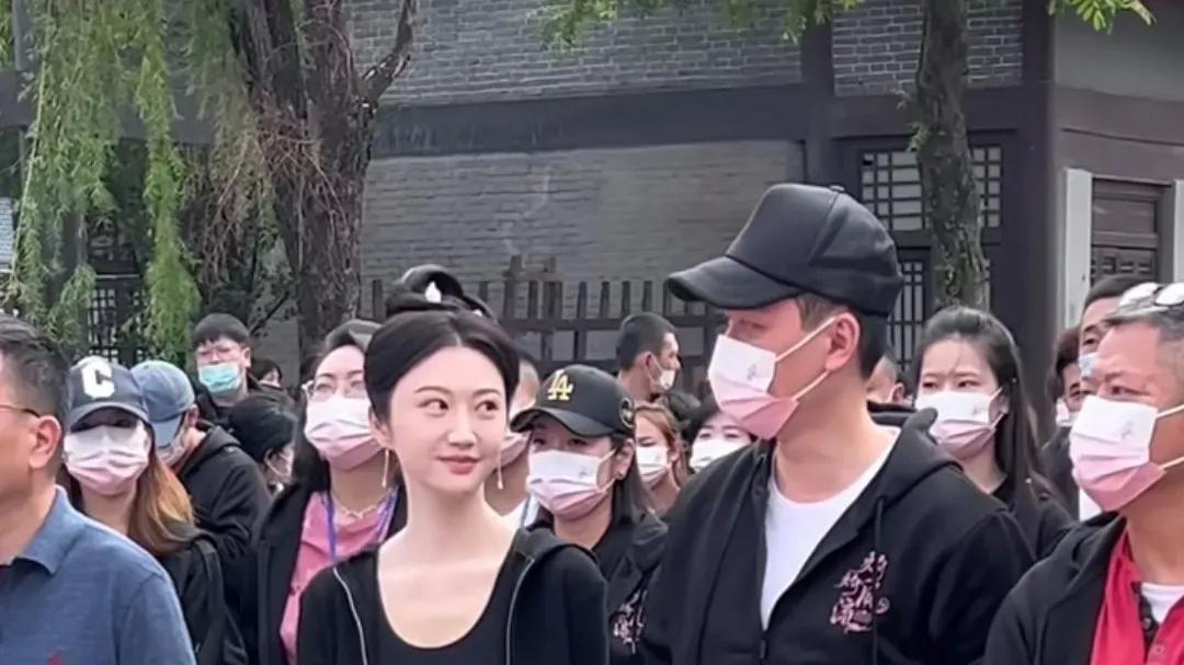 冯绍峰|赵丽颖离婚后颜值重回巅峰，冯绍峰近照却判若两人，路透照太沧桑