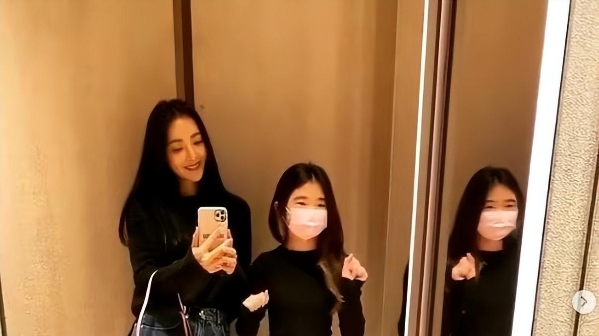 曹格|曹格12岁女儿长相不随爹，摆脱婴儿肥清纯甜美，穿吊带拍照显成熟