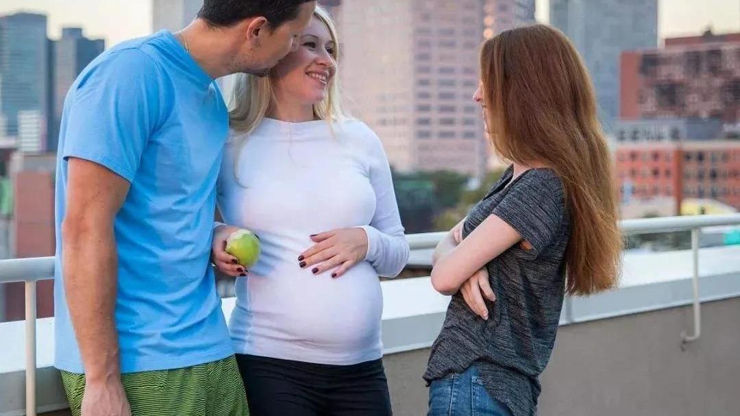 婆婆讥讽35岁儿媳是不下蛋的母鸡，儿媳再嫁人，生下双胞胎，怨谁