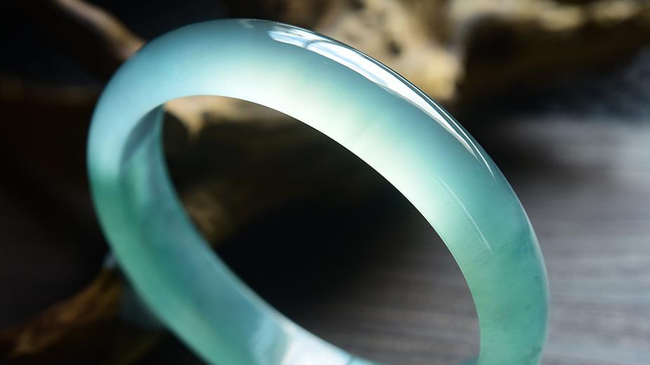 翡翠手镯|这样的翡翠手镯碰不得，不然身体就会变差，你有没有中招呢？