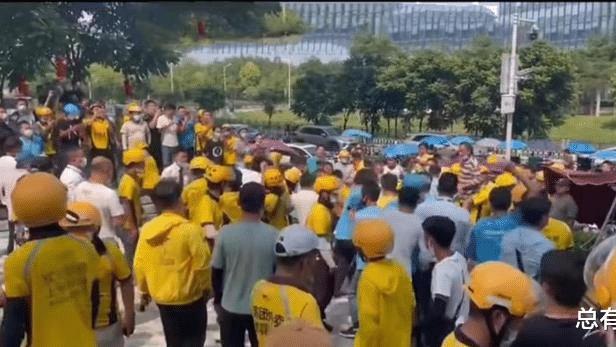6名保安殴打一名外卖小哥后，小哥数百名同行支援！