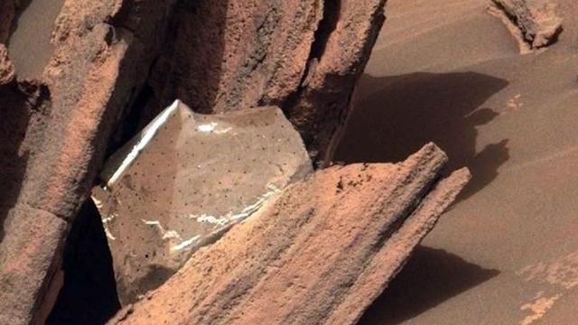 NASA曾几次在火星发现人类垃圾？嵌在岩石间的金属薄片，产自美国