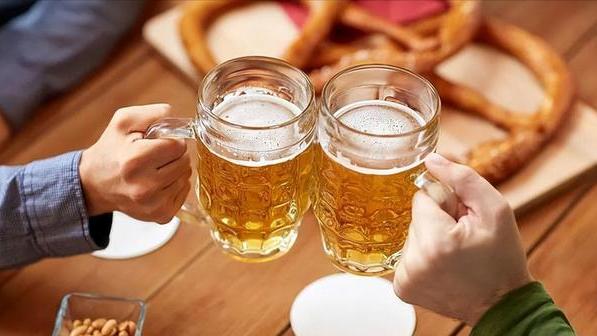 纪实：女子瞒着老公和四个男子深夜喝酒，醉到断片后老公当街大骂