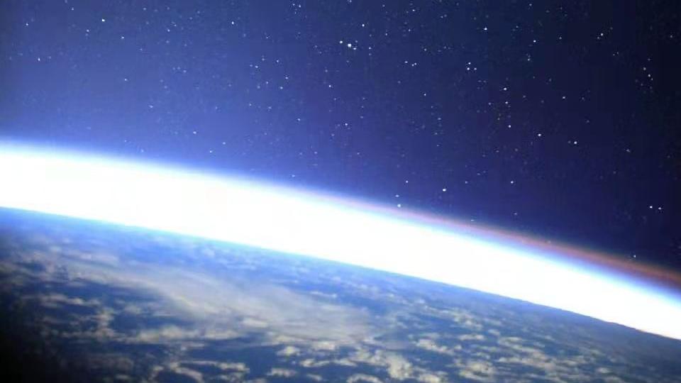 太璀璨了，国际空间站首次曝光与星空合影照，以前为啥都是黑的？