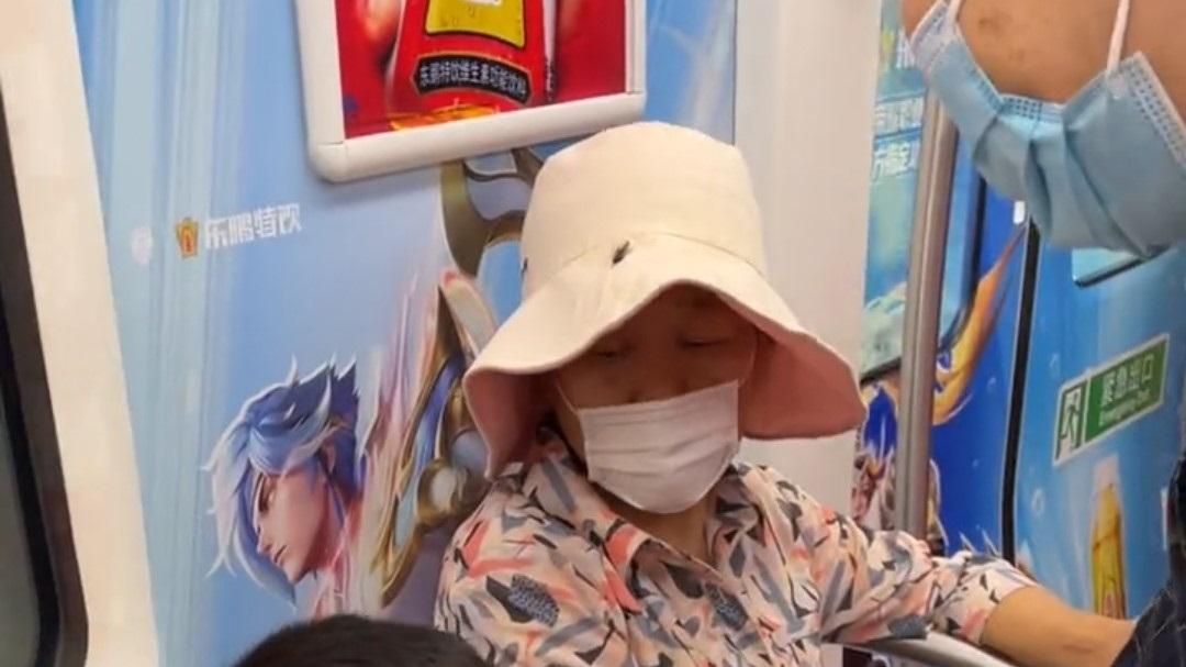 杭州：女子在地铁上被男孩摸胸坐大腿，大人：没有错！