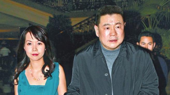 吕丽君|香港富豪刘銮雄吕丽君分手8年首度合体逛街，突然失控怒骂路人