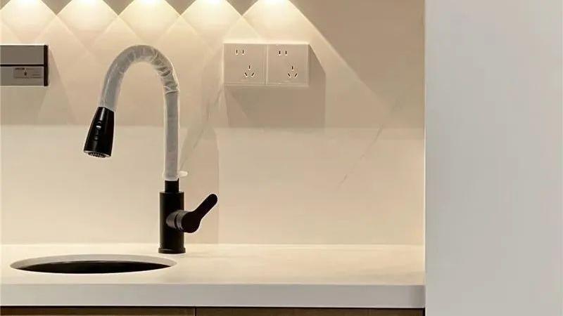 一个好的餐边柜，不仅重收纳，布灯都有讲究，绝不许拉挎整屋档次