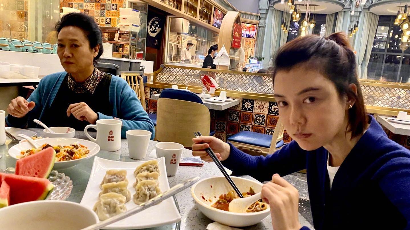 车晓|车晓母女罕见同框，调侃母亲请客只有主食，王丽云怒视表情吓人