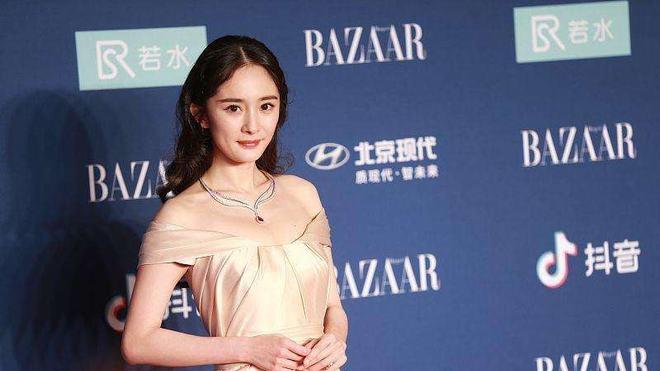杨幂|王思聪评价杨幂：穿着廉价礼服，多少硅胶玻尿酸都遮不住她的土气