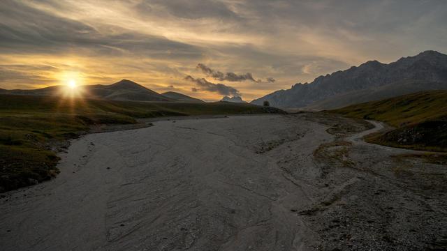 佳能|佳能5D4和EOSR5，哪个更值得入手？