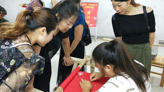 生肖|在小县城工作事业编，发现自己和以往同学的差距越来越大，该怎么办呢？