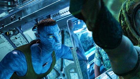 阿凡达2|《阿凡达2》编剧解释，为何蜘蛛做出了背叛他养父母一家的决定