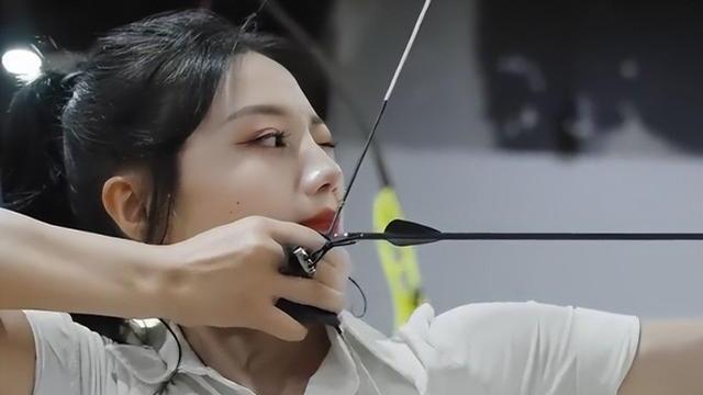 |唐小鱼与男粉去山里攀岩，穿皮靴、戴墨镜引争议，网友：建议封杀