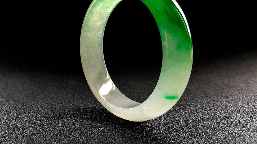 翡翠手镯|翡翠手镯雕刻重要吗？价值受到什么因素影响？了解清楚不怕被骗