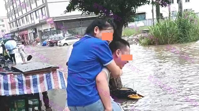 一男子力气很大，一个人抱着两位女同事涉水：保证你们的鞋子不湿