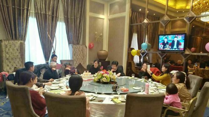 广西河池，一男子何某（40岁）、吴某（女，12岁）、吴某的母亲等人参加完宴席