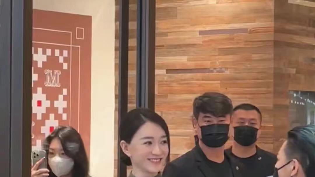 刘晓庆|绝了！46岁的李小冉优雅从容，70岁打羽毛球的刘晓庆生龙活虎