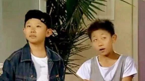 侯祥|著名演员侯祥，9岁停止发育36岁还演小孩，与老婆站一起像母子