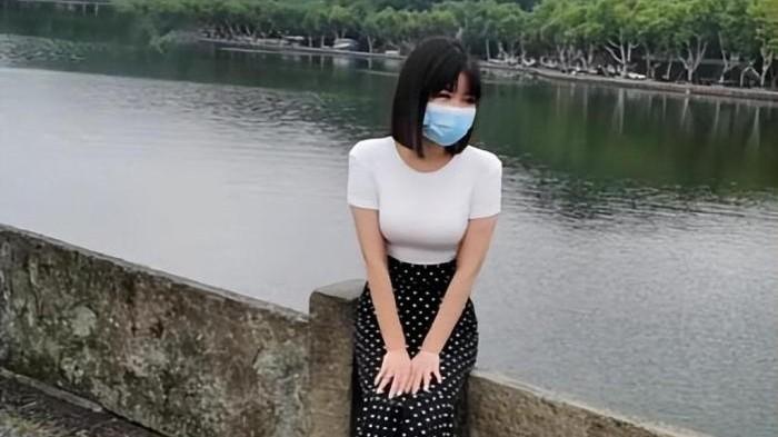 回顾杭州郑女士现状：为带货摘下口罩，被网友差评骂哭，小号开始擦边