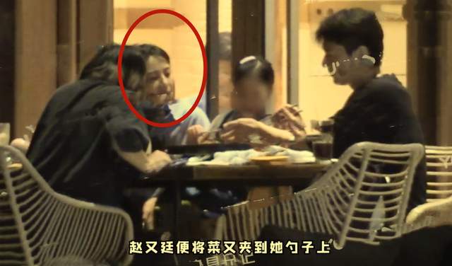 高圆圆|高圆圆一家三口外出聚餐！3岁女儿化身为小大人，饭后牵手回酒店