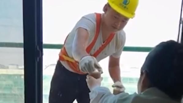 浙江一女子窗口给高空工人送绿豆汤，对方不好意思收，一句话化解