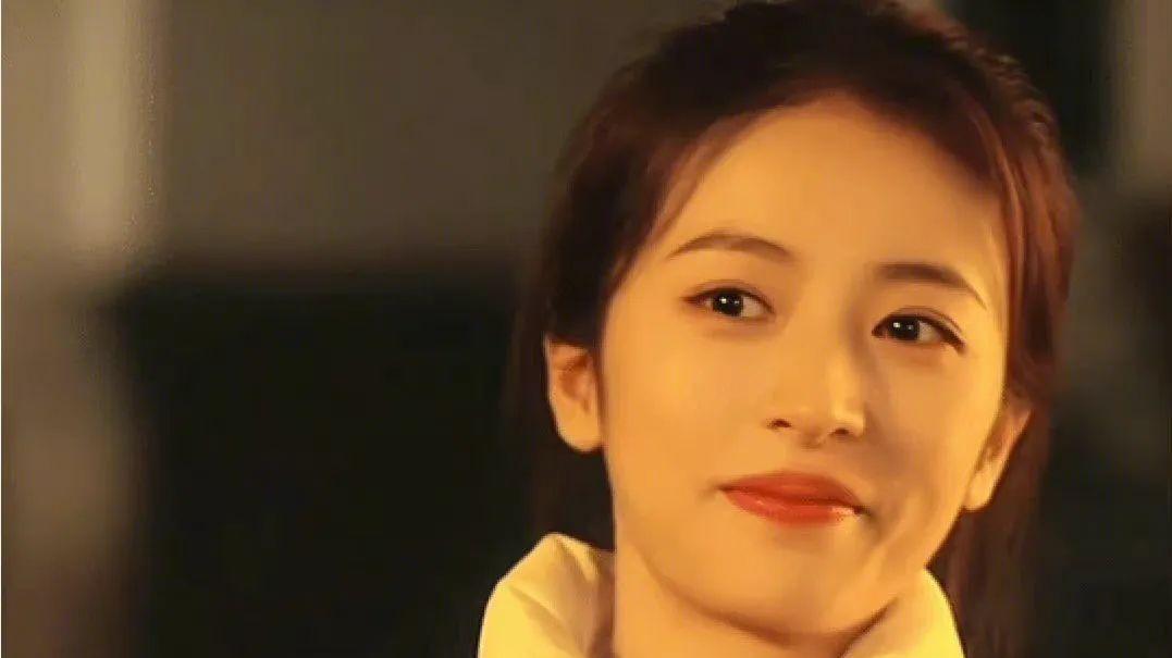 周雨彤|周雨彤拍美照，身穿白色羽绒服，清纯可爱，笑起来太治愈了