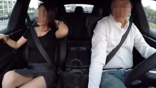 回顾男子与女友闺蜜车内偷情，过程中女友打来电话，手误按了接听