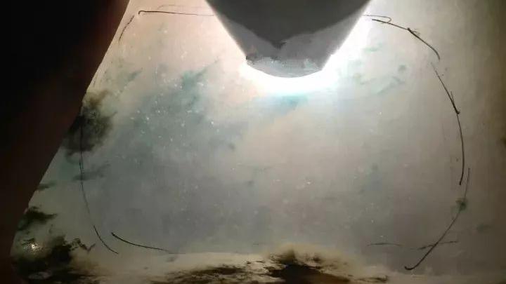 雕刻|一块莫西沙翡翠原石，切出高冰飘蓝花，雕刻成品大涨的全过程，美翻了！ 小盈