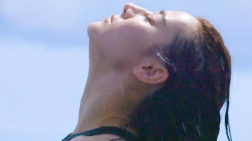 迪丽热巴|迪丽热巴泳池里畅游，当她从水里站起来那一刻，好身材让人羡慕