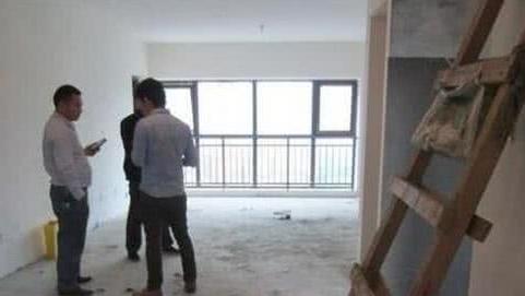 小俩口用“硬币”铺地板，本想彰显“土豪”气息，结果却“辣眼睛”