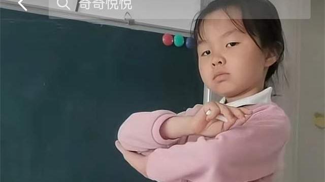 田静女儿悦悦教外公和奇奇写字，老师范十足，网友：笑抽了