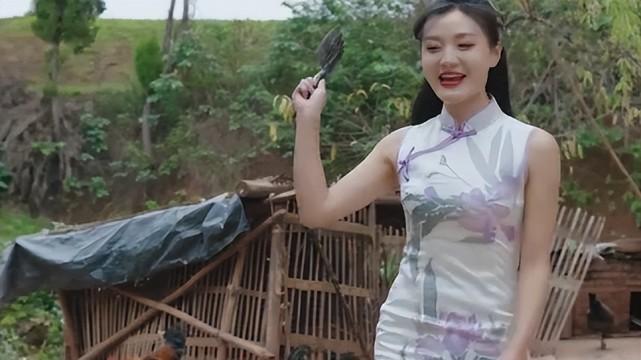 网红唐小鱼穿包臀裙爬树，弯腰下蹲捡栗子引争议，网友：丢人现眼