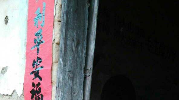 晒晒农村婆家自建房，土坯破瓦房，满屋老古董，厨房估计你没见过