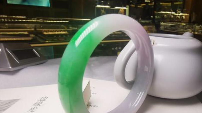 翡翠手镯|翡翠手镯拥有高昂的身价，一直就没有低过，因为它的魅力无限