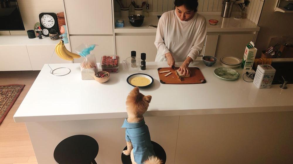 小夫妻100㎡loft，入户玄关一半划入厨房做储物间用，面积小大有作为