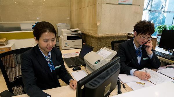 云南昆明，一男子在某银行取款2.1万，当天晚上，银行就打来电话，说其多拿了1万，要求男子