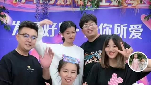 |田静直播后晒全家福，表态人生很长慢慢过，评论区质疑声不断