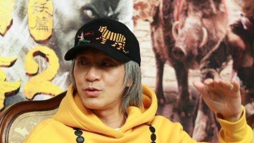 周星驰|60 岁周星驰没招了？ 晒「冲浪画面」急求救