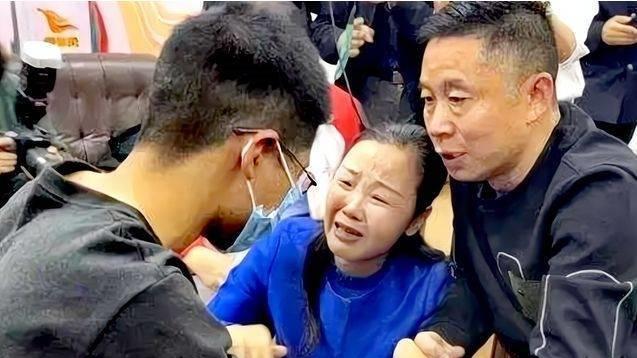 |被找回来的孙卓现在怎么样了？回家一周年庆祝，孙爸满怀感激