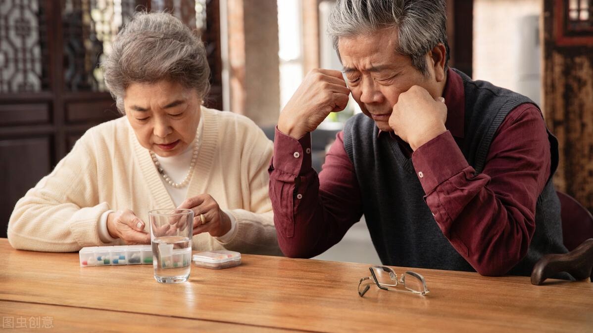 老人出门，需要带这6样东西，以备不时之需