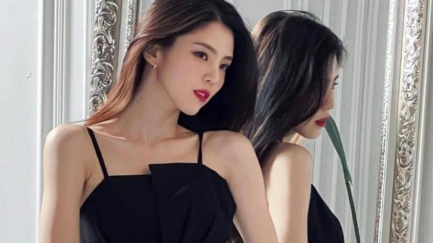 燕麦 韩素希近日为彩妆品牌代言，黑洋装和一双美腿超抢镜