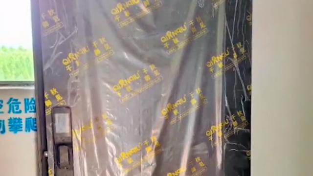 广西：邻居装修故意把标准入户门改高，男子无奈2次换门反击