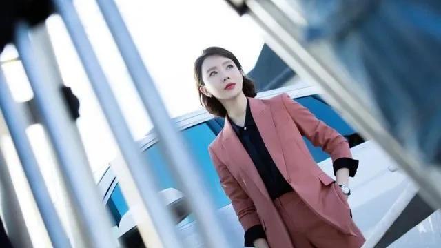 宋佳|8位女星自带“霸总”气质，霸气侧漏不油腻， 个个总裁范十足